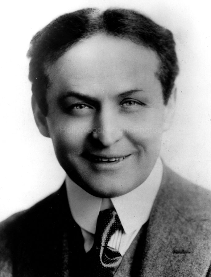 Harry Houdini 1920 Portrait WM.jpg